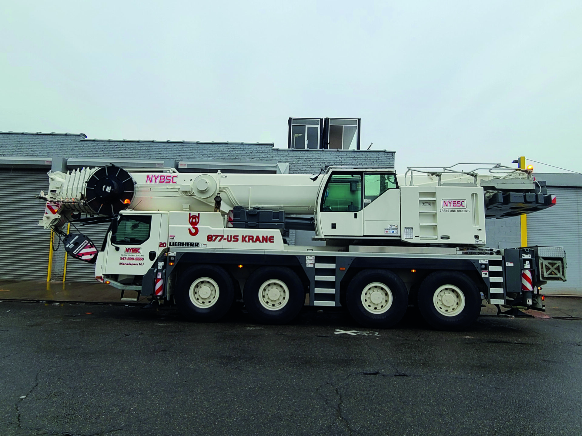 Liebherr LTM 1100-4.2 model photograph from published documentation